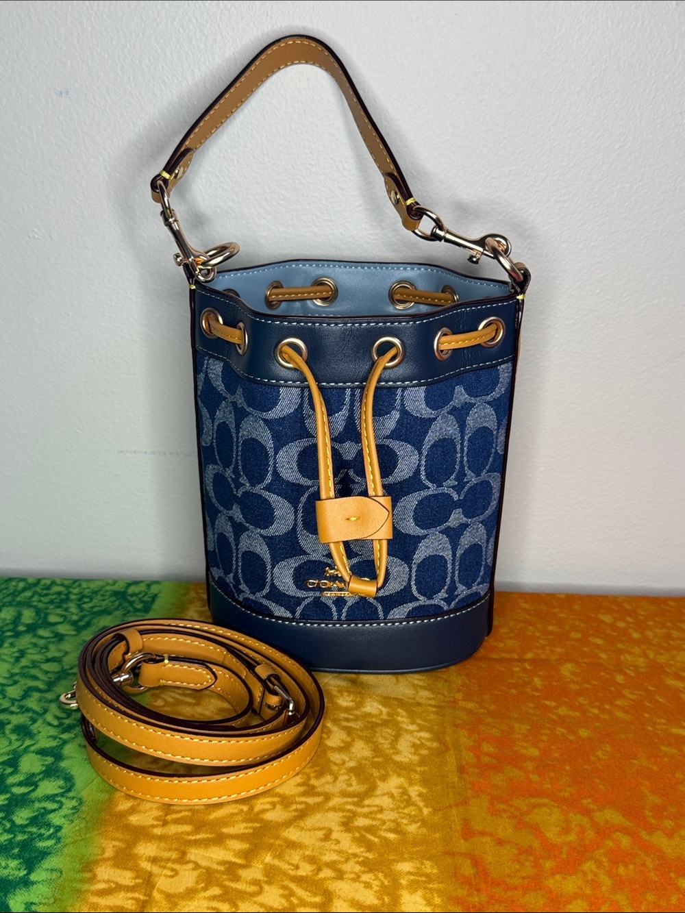 💙EUC Coach Navy Denim Signature Bucket Bag with Tan Trim💙